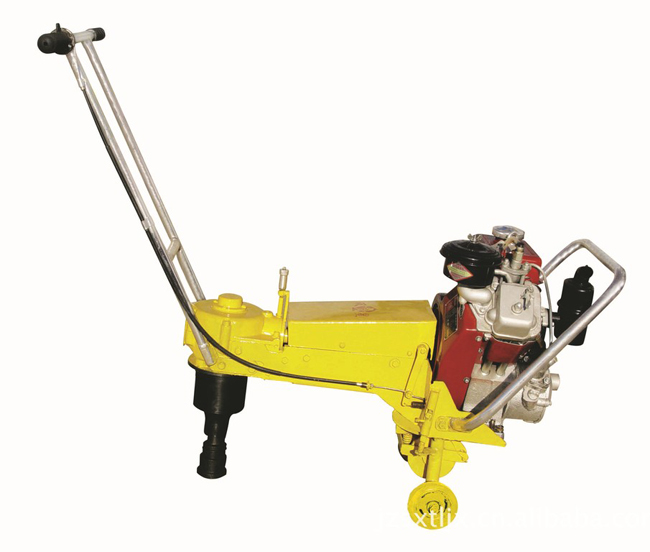 軌枕螺栓內燃機動扳手，用內燃機的動力代替人力對軌枕螺栓上的螺母實行松開或擰緊的作業，大大減輕了鐵路工人的勞動強度，實現了養路機械化作業。該機輕便機動，高效快捷，操作簡單，易維修和保養。