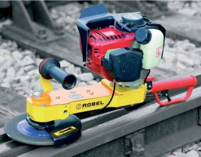 13.58便攜式內燃磨切機能滿足軌道上多種施工作業要求，打磨鋼軌行駛面，軌側，軌腰，軌底，岔尖，尖軌，道岔區的焊頭。